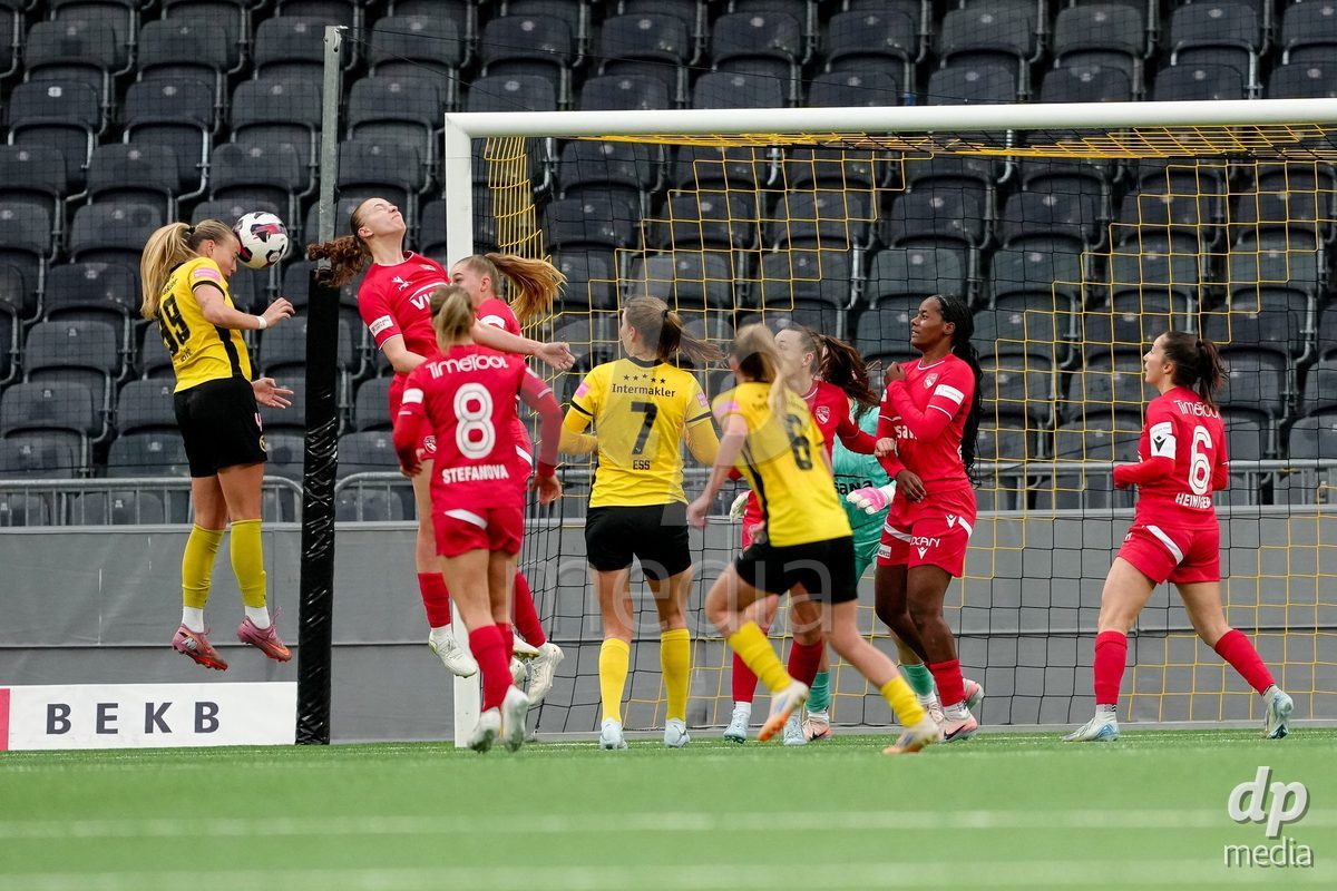 Schweiz: AXA Women's Super League 2025/26, BSC YB Frauen vs FC Thun - Stadion Wankdorf, Bern: Maja Jelcic (99 YB Frauen) mit einem Kopfball