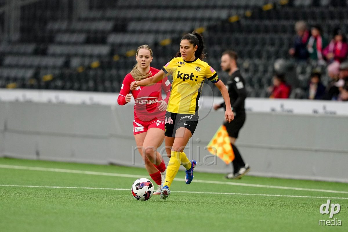 Schweiz: AXA Women's Super League 2025/26, BSC YB Frauen vs FC Thun - Stadion Wankdorf, Bern: Laura Frey (26 YB Frauen) im Duell mit Rilana Ueltschi (29 Thun)