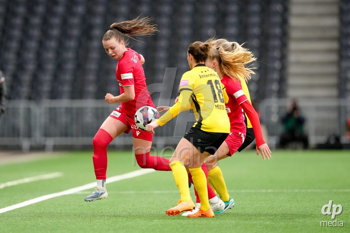 Schweiz: AXA Women's Super League 2025/26, BSC YB Frauen vs FC Thun - Stadion Wankdorf, Bern: Janine Minnig (9 Thun) im Duell mit Wibke Meister (18 YB Frauen)
