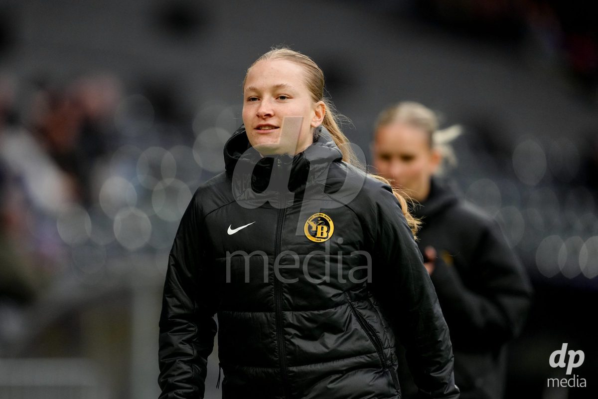 Schweiz: AXA Women's Super League 2025/26, BSC YB Frauen vs FC Thun - Stadion Wankdorf, Bern: Noa Linn Münger - Noa Linn Munger (8 YB Frauen) beim Aufwärmen während des Spiels