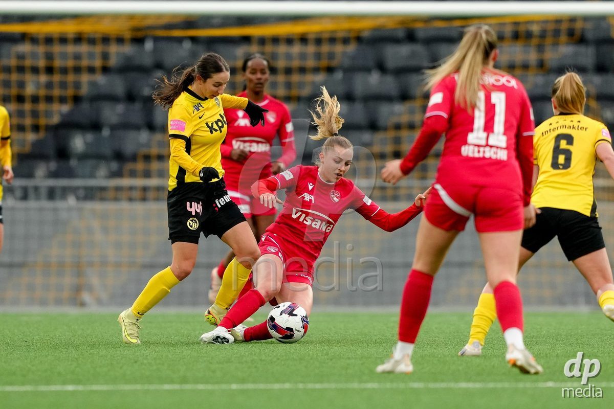 Schweiz: AXA Women's Super League 2025/26, BSC YB Frauen vs FC Thun - Stadion Wankdorf, Bern: Celine Schmid (34 Thun) im Duell mit Malaurie Granges (13 YB Frauen)