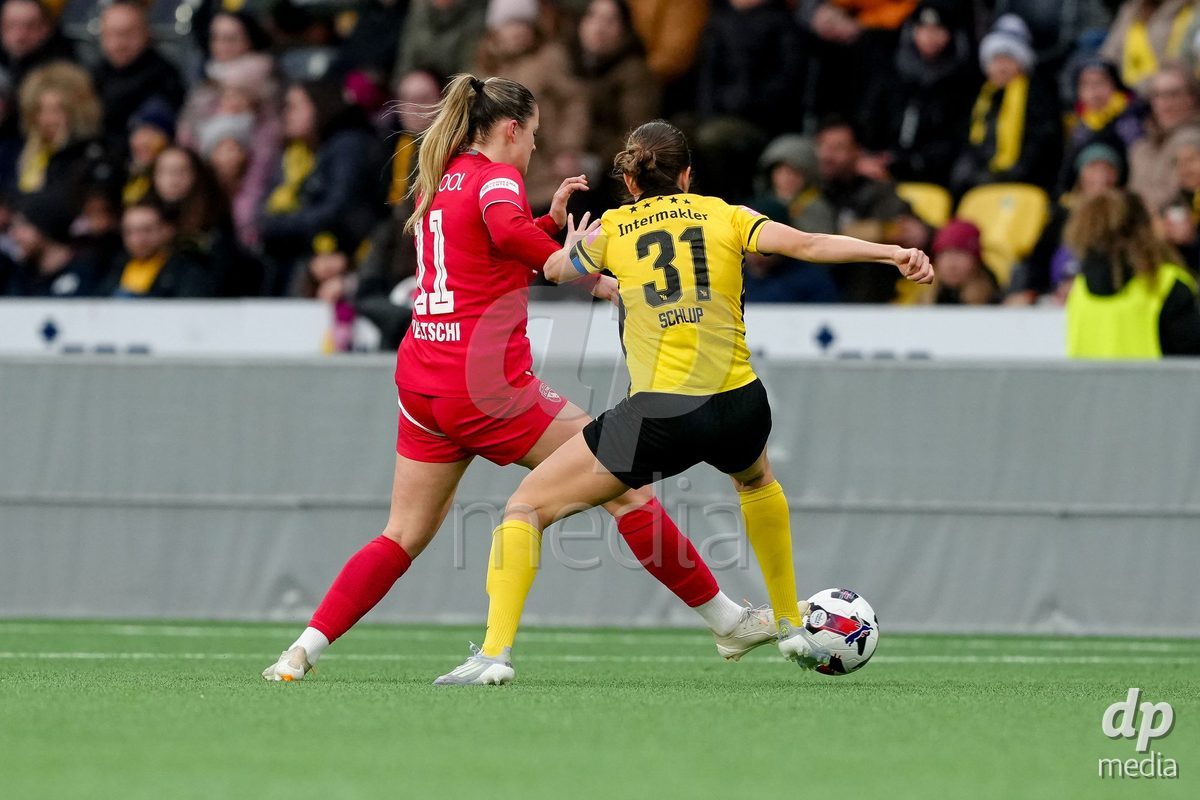 Schweiz: AXA Women's Super League 2025/26, BSC YB Frauen vs FC Thun - Stadion Wankdorf, Bern: Selina Ueltschi (11 Thun) im Duell mit Giulia Schlup (31 YB Frauen)