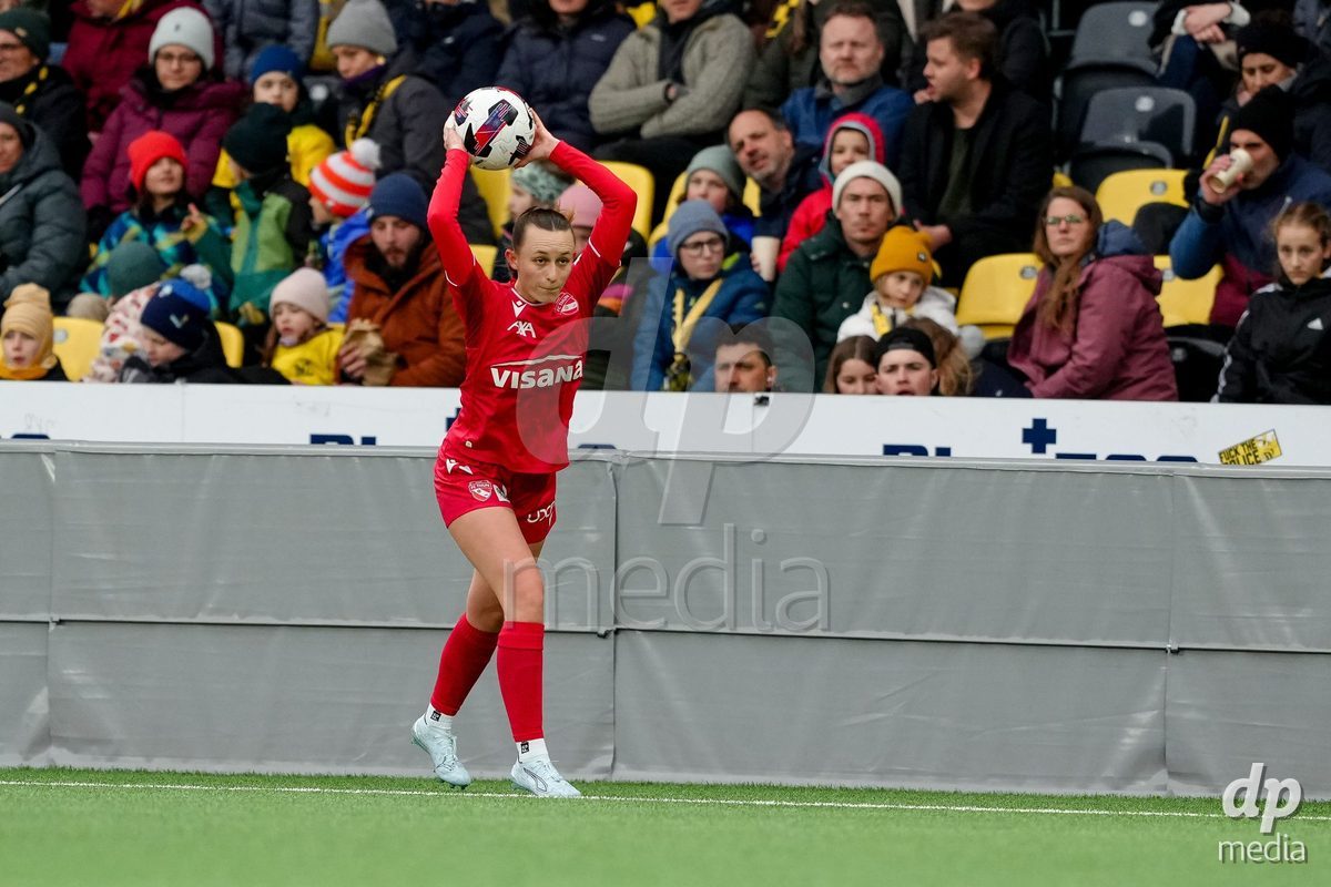 Schweiz: AXA Women's Super League 2025/26, BSC YB Frauen vs FC Thun - Stadion Wankdorf, Bern: Celine Frey (26 Thun) mit einem Einwurf