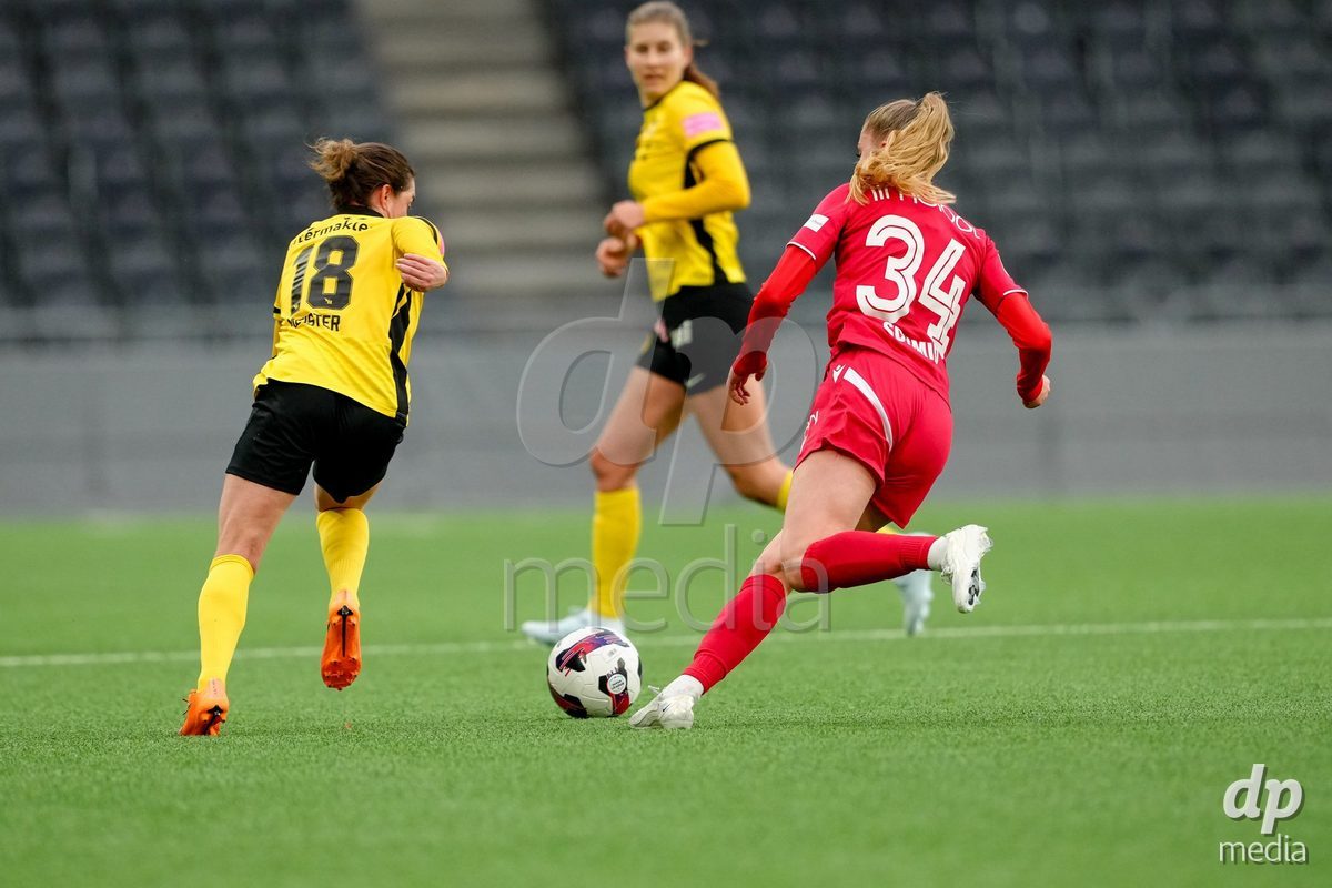 Schweiz: AXA Women's Super League 2025/26, BSC YB Frauen vs FC Thun - Stadion Wankdorf, Bern: Celine Schmid (34 Thun) im Duell mit Wibke Meister (18 YB Frauen)
