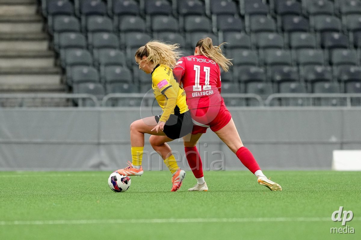 Schweiz: AXA Women's Super League 2025/26, BSC YB Frauen vs FC Thun - Stadion Wankdorf, Bern: Selina Ueltschi (11 Thun) im Duell mit Caterina Tramezzani (5 YB Frauen)