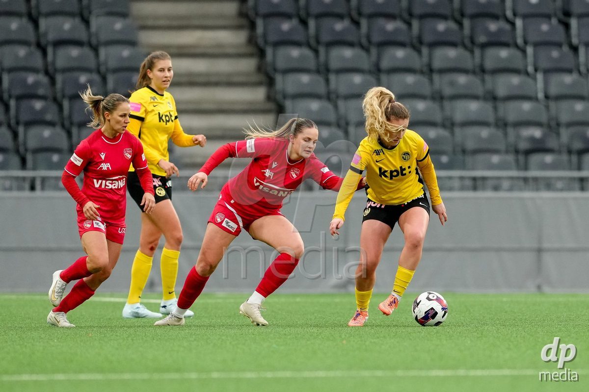 Schweiz: AXA Women's Super League 2025/26, BSC YB Frauen vs FC Thun - Stadion Wankdorf, Bern: Simona Rumyanova Stefanova (8 Thun) und Selina Ueltschi (11 Thun) im Duell mit Caterina Tramezzani (5 YB Frauen)