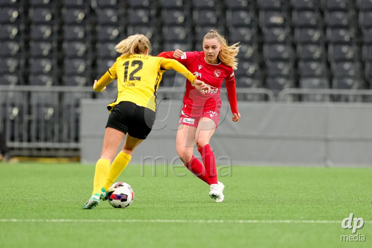 Schweiz: AXA Women's Super League 2025/26, BSC YB Frauen vs FC Thun - Stadion Wankdorf, Bern: Celine Schmid (34 Thun) im Duell mit Athena Marie Kuehn (12 YB Frauen)