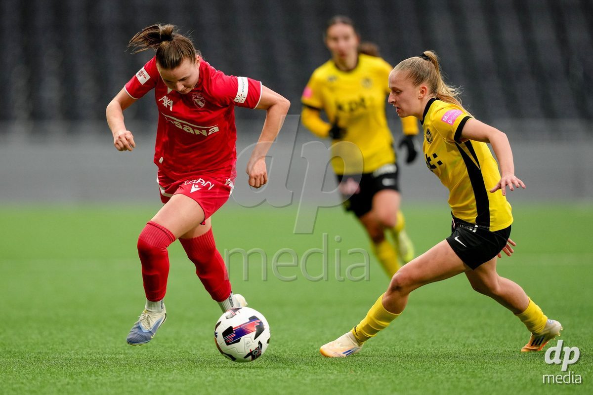 Schweiz: AXA Women's Super League 2025/26, BSC YB Frauen vs FC Thun - Stadion Wankdorf, Bern: Alisha Heiniger (6 Thun) im Duell mit Andrea Schenk (6 YB Frauen)