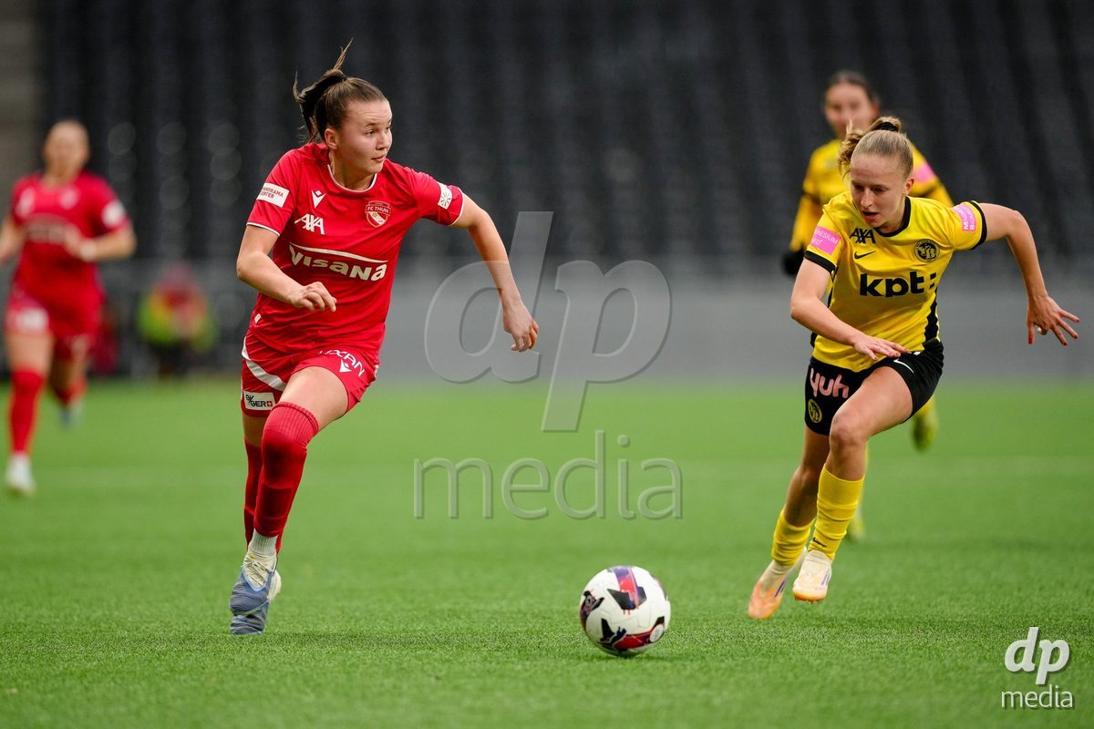 Schweiz: AXA Women's Super League 2025/26, BSC YB Frauen vs FC Thun - Stadion Wankdorf, Bern: Alisha Heiniger (6 Thun) im Duell mit Andrea Schenk (6 YB Frauen)