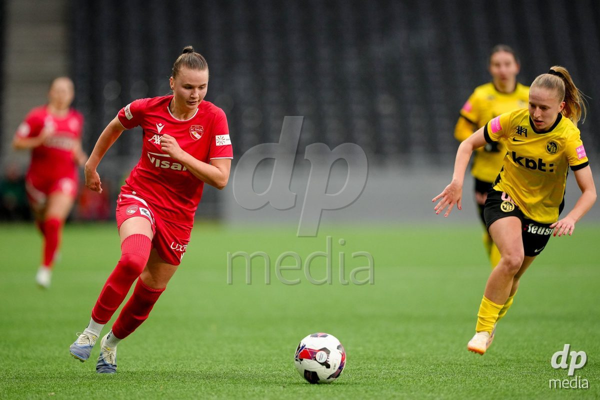 Schweiz: AXA Women's Super League 2025/26, BSC YB Frauen vs FC Thun - Stadion Wankdorf, Bern: Alisha Heiniger (6 Thun) im Duell mit Andrea Schenk (6 YB Frauen)