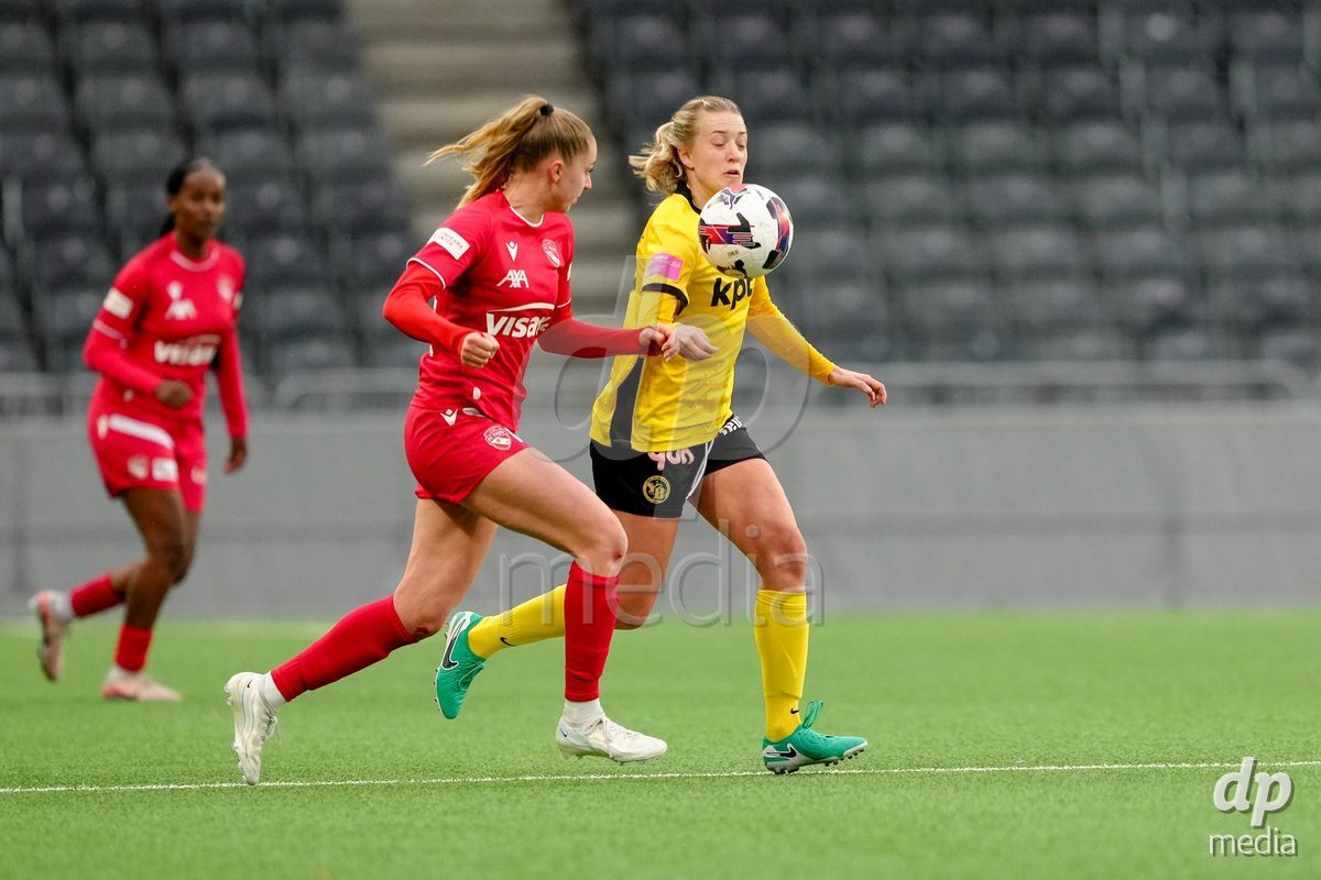 Schweiz: AXA Women's Super League 2025/26, BSC YB Frauen vs FC Thun - Stadion Wankdorf, Bern: Celine Schmid (34 Thun) im Duell mit Athena Marie Kuehn (12 YB Frauen)