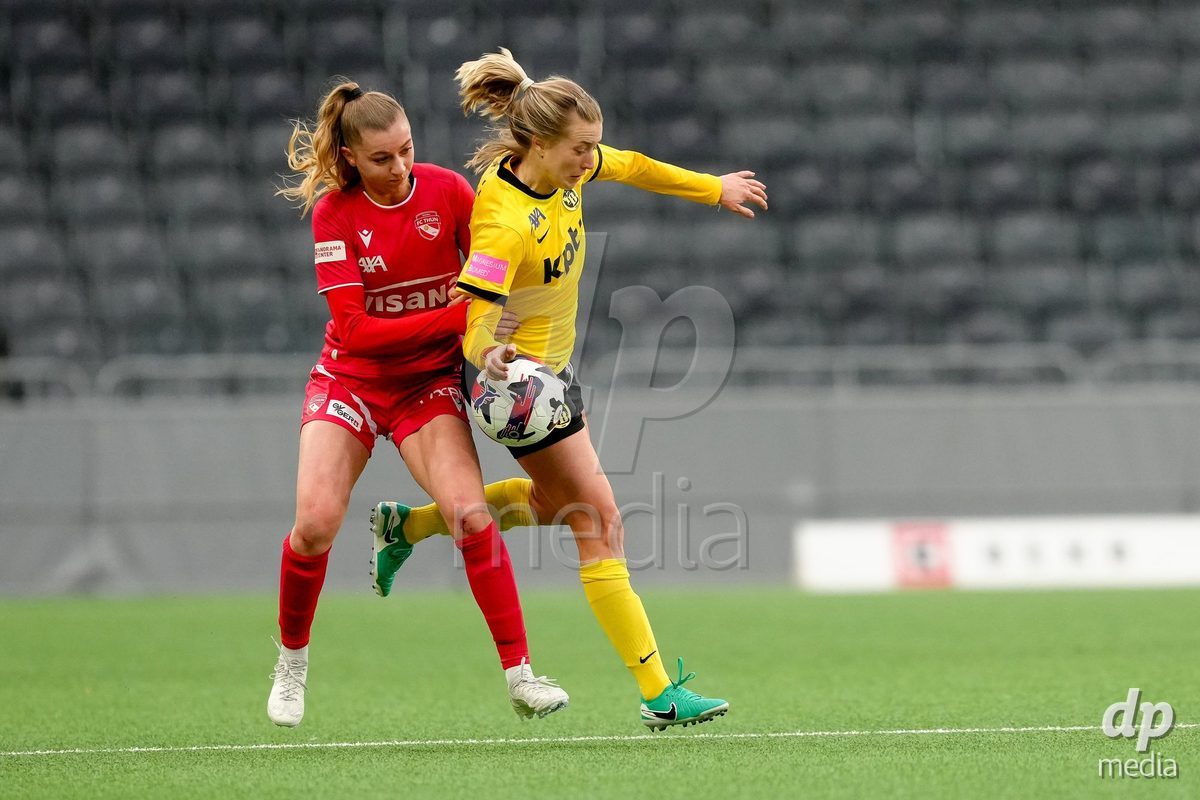 Schweiz: AXA Women's Super League 2025/26, BSC YB Frauen vs FC Thun - Stadion Wankdorf, Bern: Celine Schmid (34 Thun) im Duell mit Athena Marie Kuehn (12 YB Frauen)