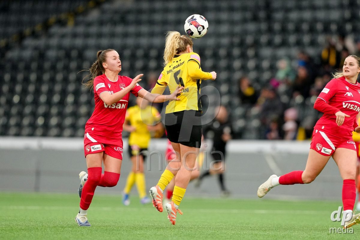 Schweiz: AXA Women's Super League 2025/26, BSC YB Frauen vs FC Thun - Stadion Wankdorf, Bern: Caterina Tramezzani (5 YB Frauen) in einem Kopfball