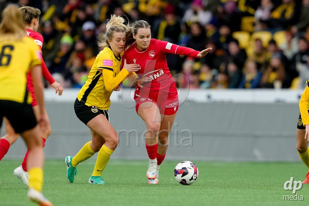 Schweiz: AXA Women's Super League 2025/26, BSC YB Frauen vs FC Thun - Stadion Wankdorf, Bern: Selina Ueltschi (11 Thun) im Duell mit Athena Marie Kuehn (12 YB Frauen)