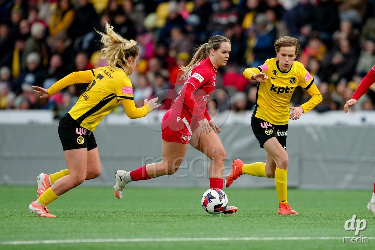 Schweiz: AXA Women's Super League 2025/26, BSC YB Frauen vs FC Thun - Stadion Wankdorf, Bern: Rilana Ueltschi (29 Thun) im Duell mit Caterina Tramezzani (5 YB Frauen) und Bianca Dysli (23 YB Frauen)