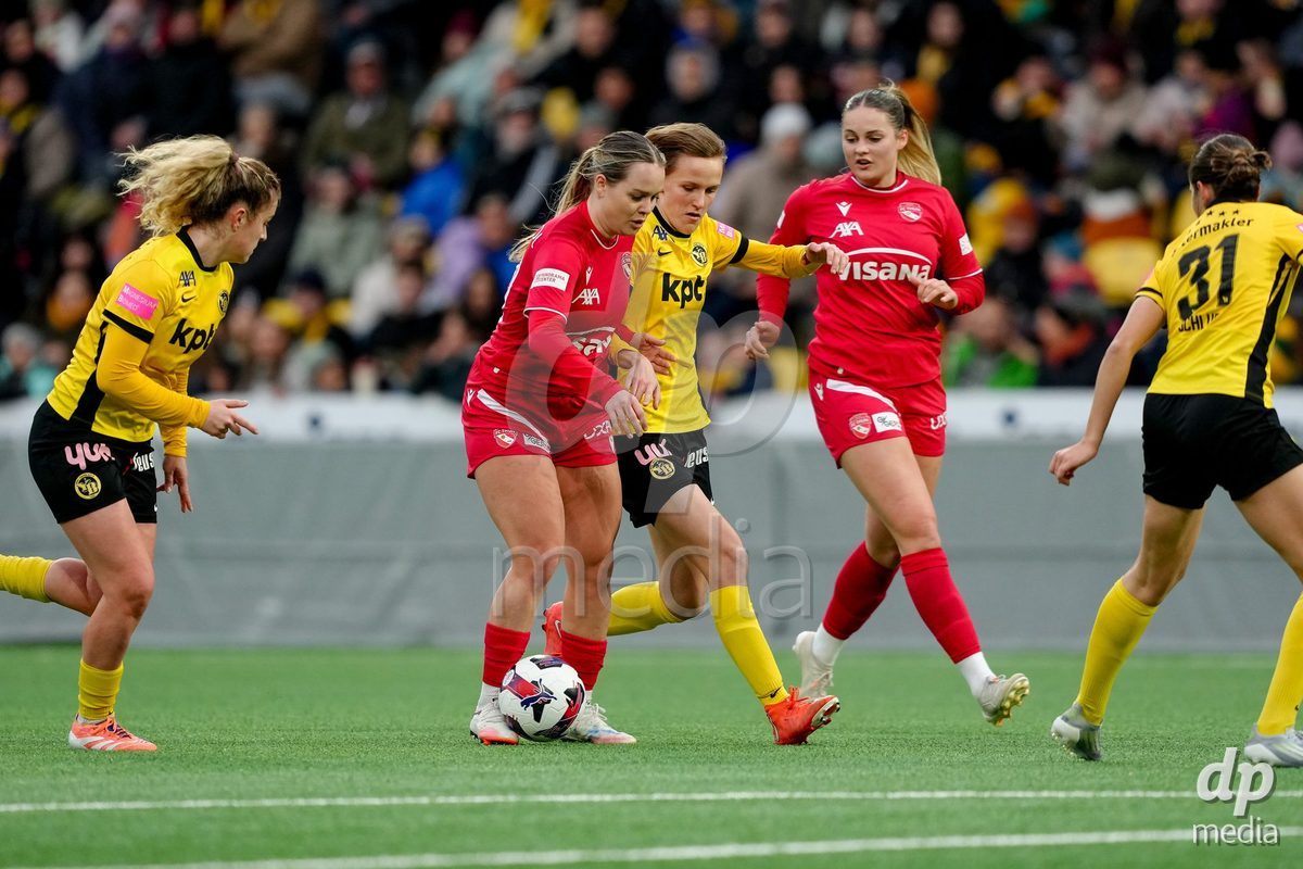 Schweiz: AXA Women's Super League 2025/26, BSC YB Frauen vs FC Thun - Stadion Wankdorf, Bern: Rilana Ueltschi (29 Thun) im Duell mit Bianca Dysli (23 YB Frauen)