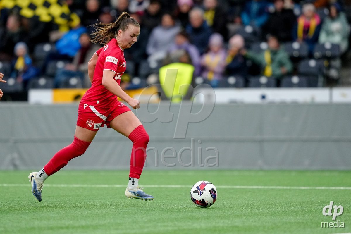 Schweiz: AXA Women's Super League 2025/26, BSC YB Frauen vs FC Thun - Stadion Wankdorf, Bern: Janine Minnig (9 Thun) in Aktion