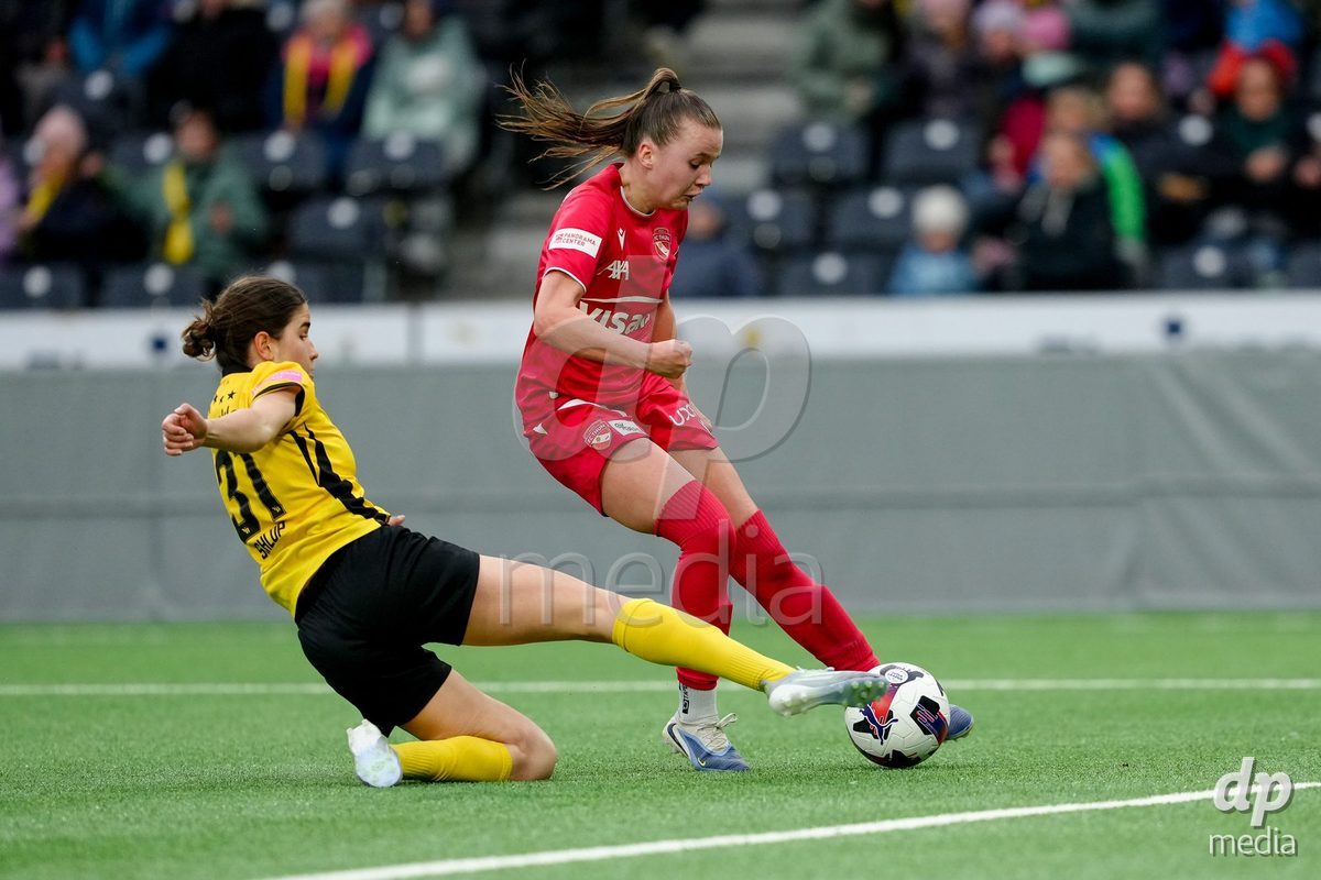 Schweiz: AXA Women's Super League 2025/26, BSC YB Frauen vs FC Thun - Stadion Wankdorf, Bern: Janine Minnig (9 Thun) im Duell mit Giulia Schlup (31 YB Frauen)