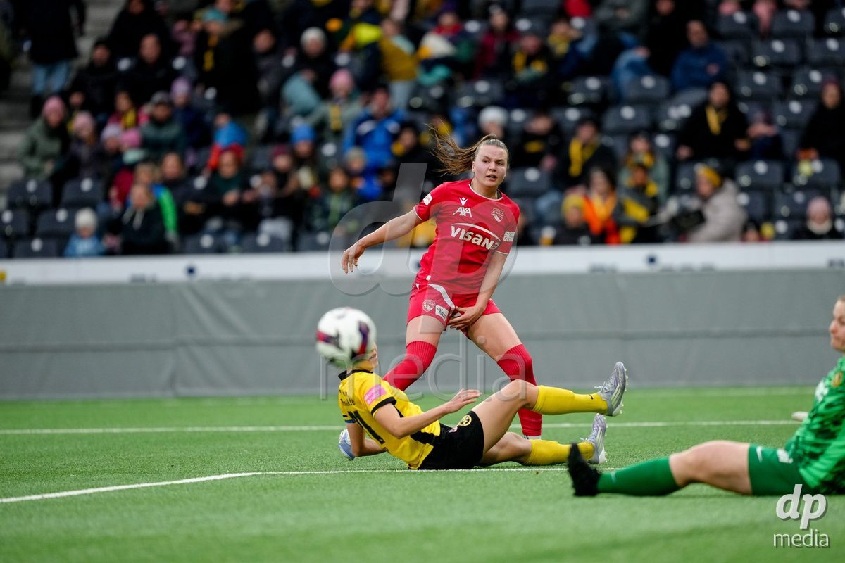 Schweiz: AXA Women's Super League 2025/26, BSC YB Frauen vs FC Thun - Stadion Wankdorf, Bern: Janine Minnig (9 Thun) mit grosser Möglichkeit