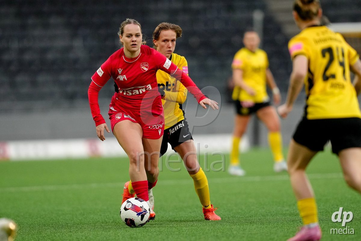 Schweiz: AXA Women's Super League 2025/26, BSC YB Frauen vs FC Thun - Stadion Wankdorf, Bern: Rilana Ueltschi (29 Thun) im Duell mit Bianca Dysli (23 YB Frauen)
