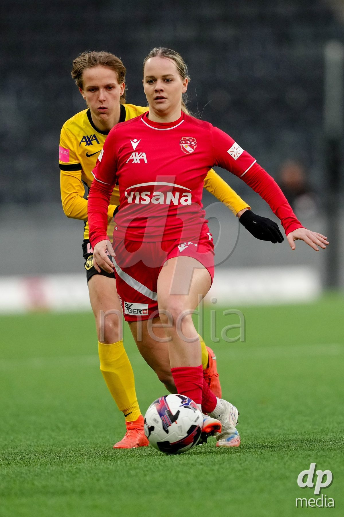 Schweiz: AXA Women's Super League 2025/26, BSC YB Frauen vs FC Thun - Stadion Wankdorf, Bern: Rilana Ueltschi (29 Thun) im Duell mit Bianca Dysli (23 YB Frauen)