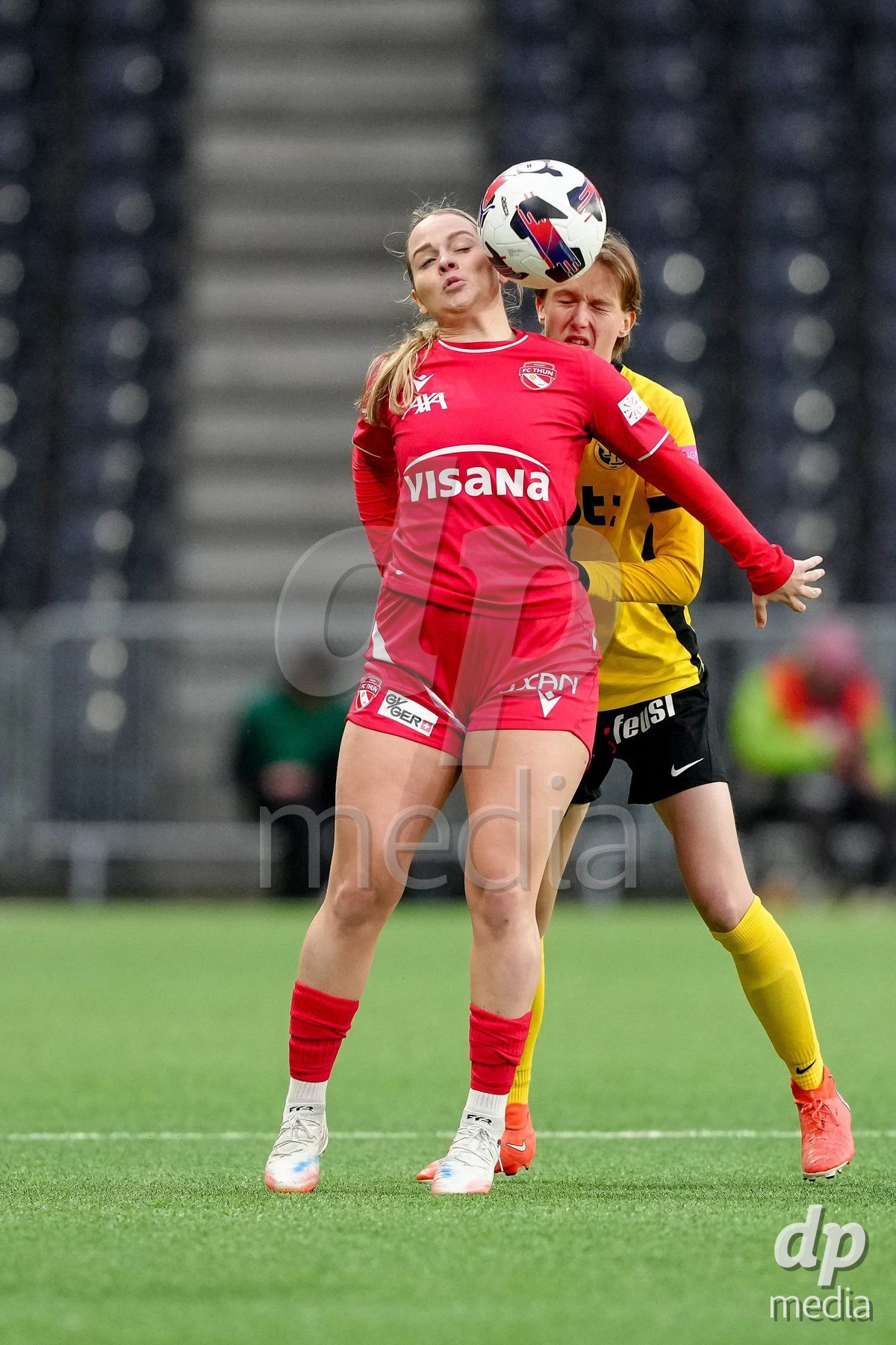 Schweiz: AXA Women's Super League 2025/26, BSC YB Frauen vs FC Thun - Stadion Wankdorf, Bern: Rilana Ueltschi (29 Thun) im Duell mit Bianca Dysli (23 YB Frauen)