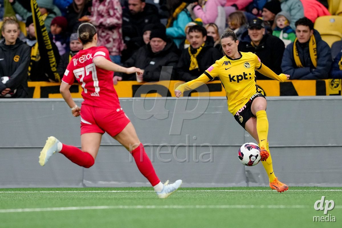 Schweiz: AXA Women's Super League 2025/26, BSC YB Frauen vs FC Thun - Stadion Wankdorf, Bern: Wibke Meister (18 YB Frauen) im Duell mit Jael Jost (77 Thun)