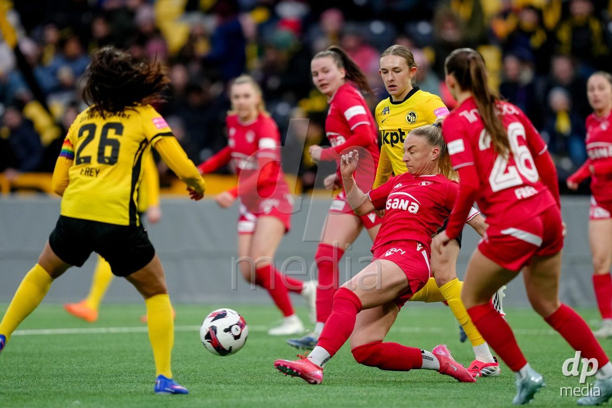 Schweiz: AXA Women's Super League 2025/26, BSC YB Frauen vs FC Thun - Stadion Wankdorf, Bern: Shenia Schmid (61 Thun) in Aktion