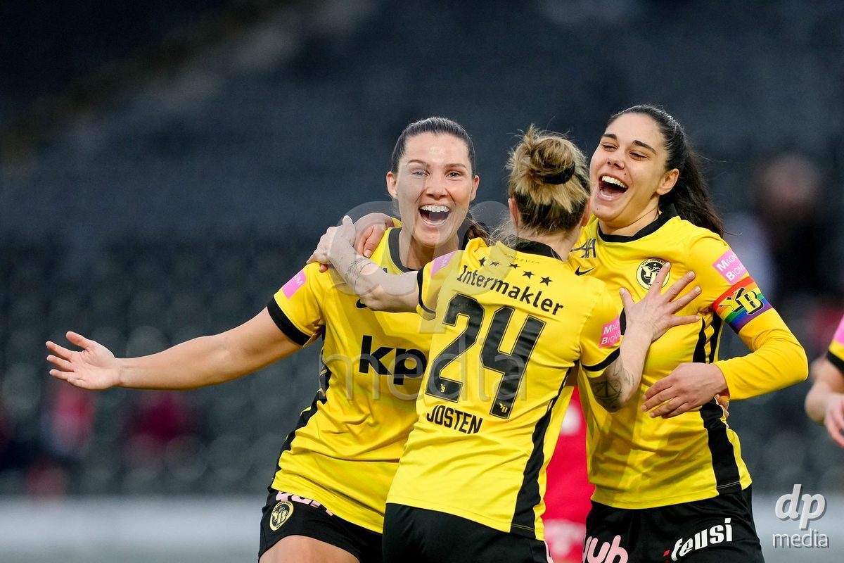 Schweiz: AXA Women's Super League 2025/26, BSC YB Frauen vs FC Thun - Stadion Wankdorf, Bern: Maria Jimenez Gutierrez (4 YB Frauen) jubelt nach ihrem Tor mit Lisa Josten (24 YB Frauen) und Laura Frey (26 YB Frauen)