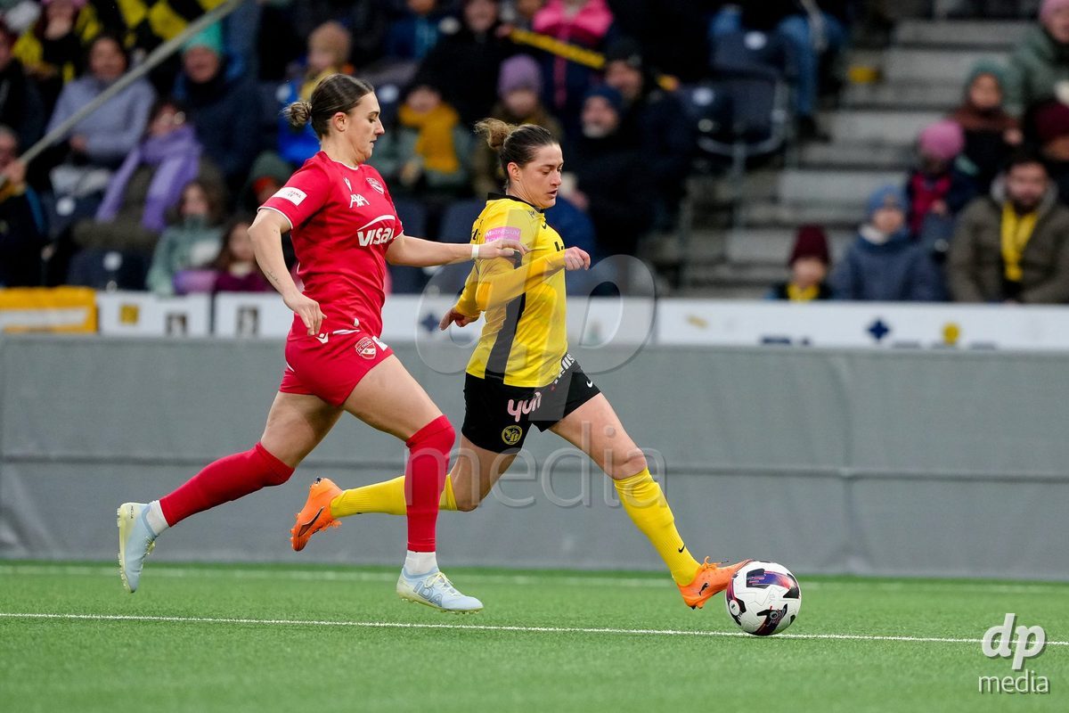 Schweiz: AXA Women's Super League 2025/26, BSC YB Frauen vs FC Thun - Stadion Wankdorf, Bern: Wibke Meister (18 YB Frauen) im Duell mit Jael Jost (77 Thun)