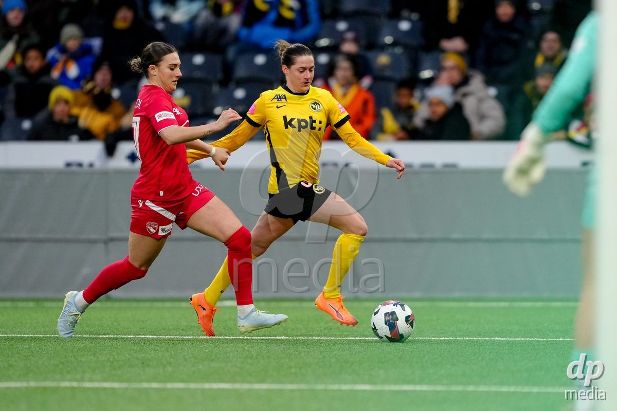 Schweiz: AXA Women's Super League 2025/26, BSC YB Frauen vs FC Thun - Stadion Wankdorf, Bern: Wibke Meister (18 YB Frauen) im Duell mit Jael Jost (77 Thun)