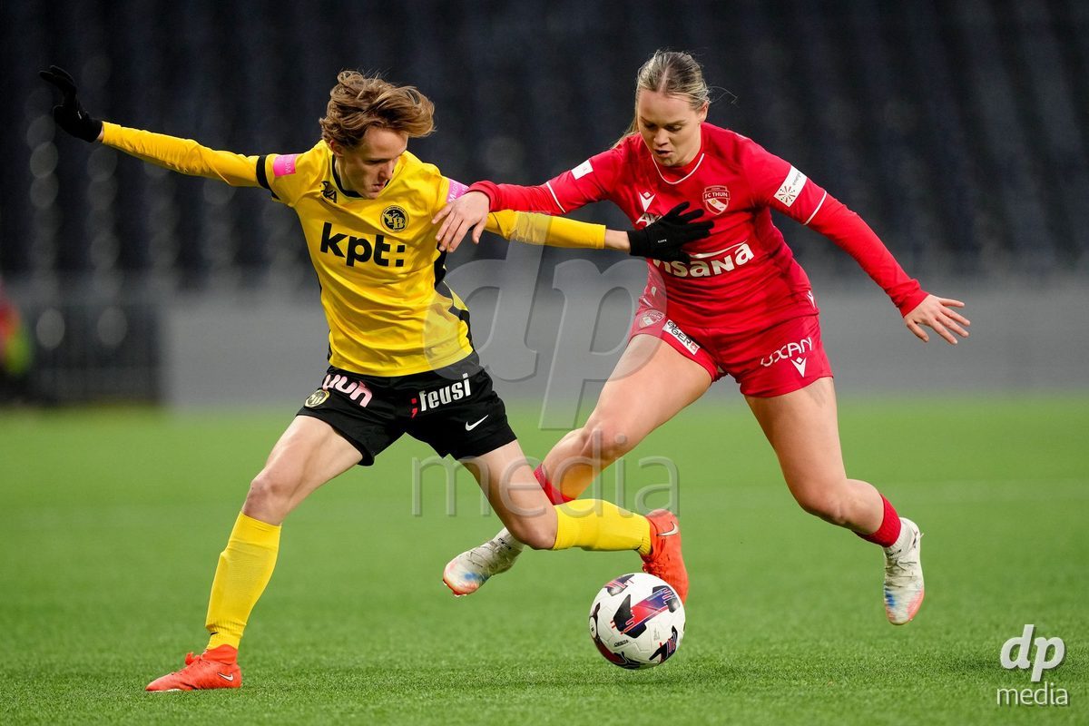 Schweiz: AXA Women's Super League 2025/26, BSC YB Frauen vs FC Thun - Stadion Wankdorf, Bern: Bianca Dysli (23 YB Frauen) im Duell mit Rilana Ueltschi (29 Thun)