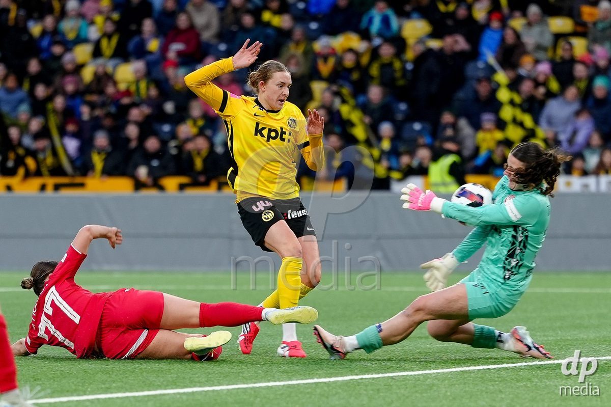 Schweiz: AXA Women's Super League 2025/26, BSC YB Frauen vs FC Thun - Stadion Wankdorf, Bern: Rebecca Villena y Scheffler (77 YB Frauen) mit grosser Möglichkeit gegen Tamara Biedermann (21 Thun) und Jael Jost (77 Thun)