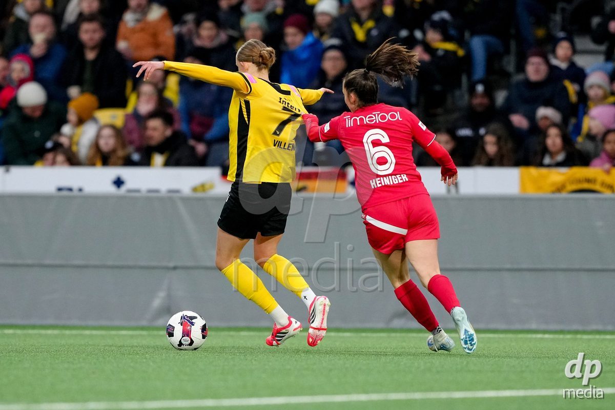 Schweiz: AXA Women's Super League 2025/26, BSC YB Frauen vs FC Thun - Stadion Wankdorf, Bern: Alisha Heiniger (6 Thun) im Duell mit Rebecca Villena y Scheffler (77 YB Frauen)
