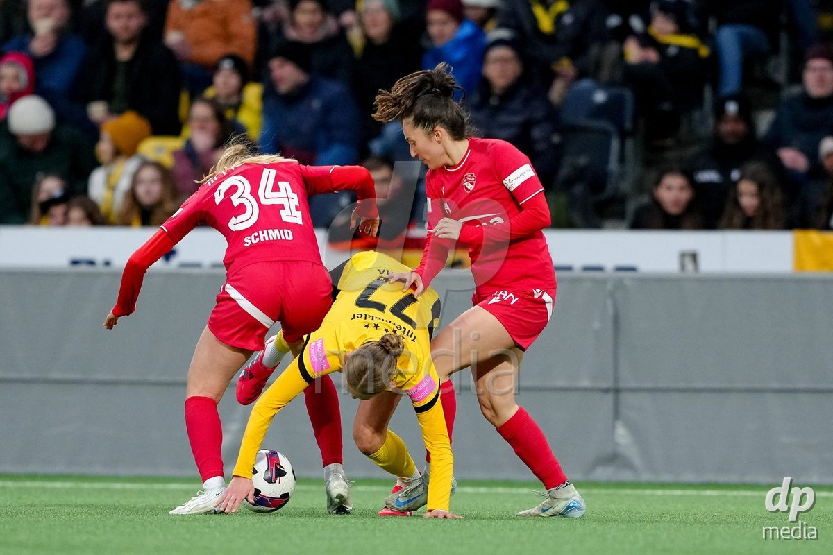 Schweiz: AXA Women's Super League 2025/26, BSC YB Frauen vs FC Thun - Stadion Wankdorf, Bern: Rebecca Villena y Scheffler (77 YB Frauen) im Duell mit Alisha Heiniger (6 Thun) und Celine Schmid (34 Thun)