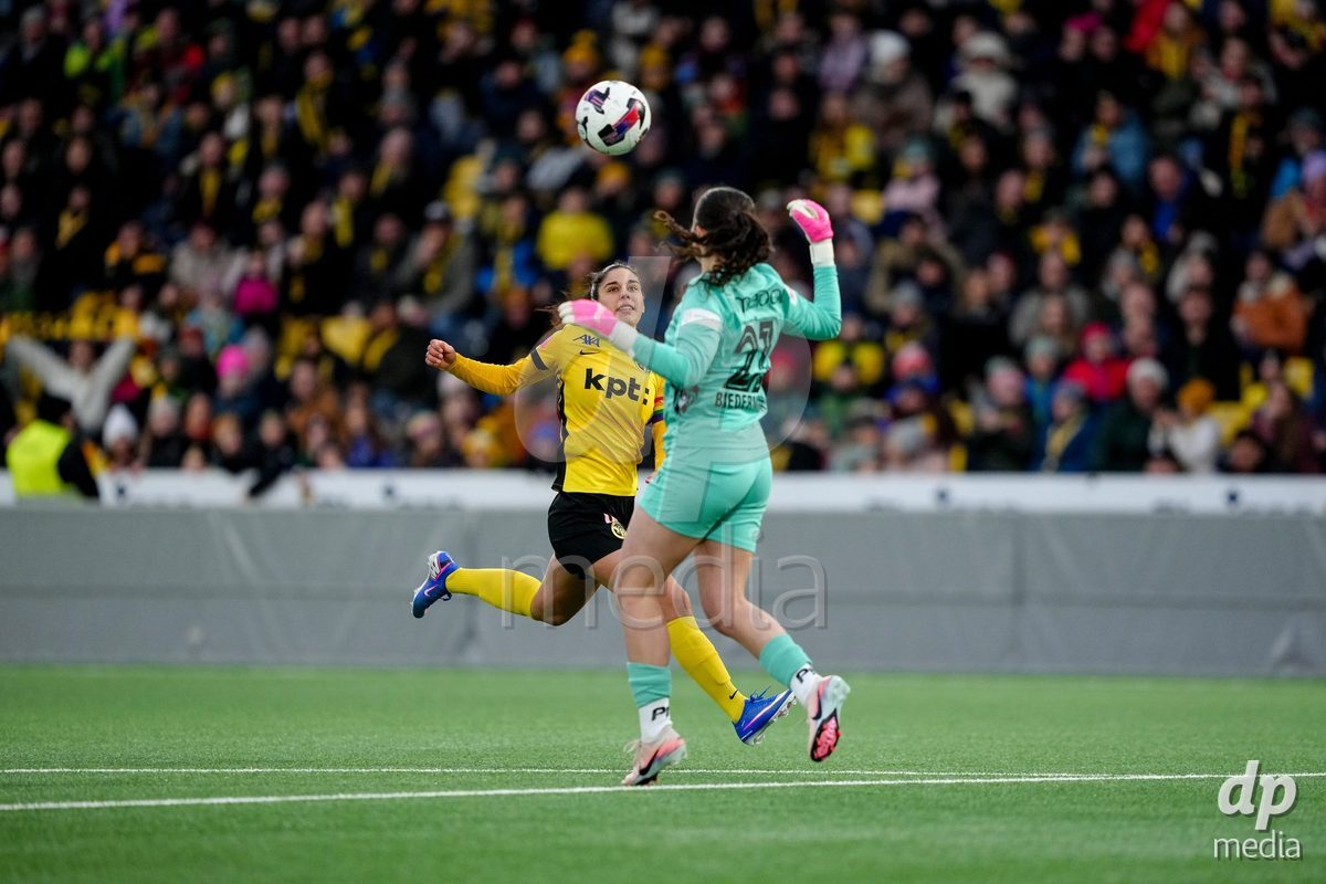 Schweiz: AXA Women's Super League 2025/26, BSC YB Frauen vs FC Thun - Stadion Wankdorf, Bern: Handspiel von Tamara Biedermann (21 Thun) im Duell mit Laura Frey (26 YB Frauen)