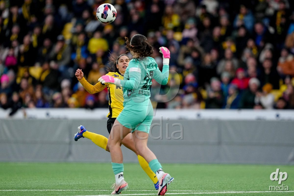 Schweiz: AXA Women's Super League 2025/26, BSC YB Frauen vs FC Thun - Stadion Wankdorf, Bern: Handspiel von Tamara Biedermann (21 Thun) im Duell mit Laura Frey (26 YB Frauen)