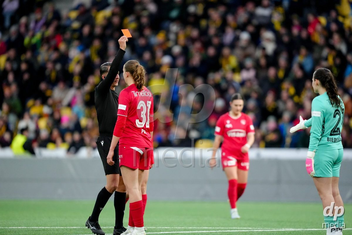 Schweiz: AXA Women's Super League 2025/26, BSC YB Frauen vs FC Thun - Stadion Wankdorf, Bern: Tamara Biedermann (21 Thun) bekommt rot nach einem Handspiel von Schiedsrichter Loric Duc