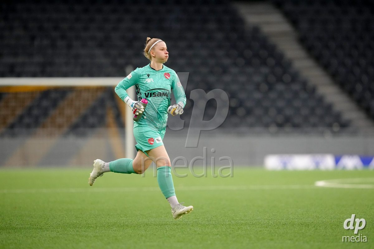 Schweiz: AXA Women's Super League 2025/26, BSC YB Frauen vs FC Thun - Stadion Wankdorf, Bern: Janine Teuscher (1 Thun) kommt nach der roten Karte gegen Tamara Biedermann (21 Thun) ins Spiel