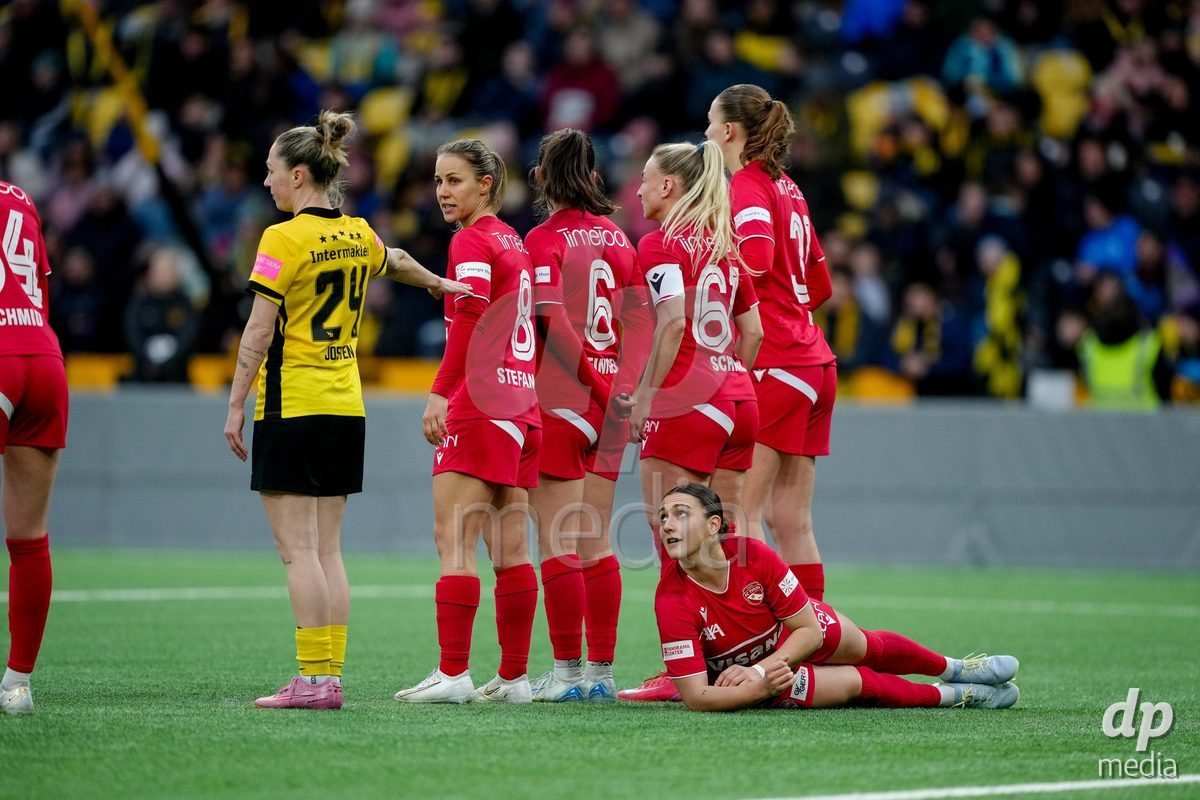 Schweiz: AXA Women's Super League 2025/26, BSC YB Frauen vs FC Thun - Stadion Wankdorf, Bern: Simona Rumyanova Stefanova (8 Thun), Alisha Heiniger (6 Thun), Shenia Schmid (61 Thun), Lauriane Frei (31 Thun) und Jael Jost (77 Thun) bilden eine Mauer gegen einen Freistoss für die BSC YB Frauen