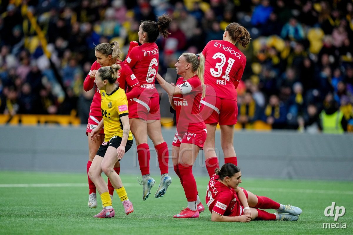 Schweiz: AXA Women's Super League 2025/26, BSC YB Frauen vs FC Thun - Stadion Wankdorf, Bern: Simona Rumyanova Stefanova (8 Thun), Alisha Heiniger (6 Thun), Shenia Schmid (61 Thun), Lauriane Frei (31 Thun) und Jael Jost (77 Thun) bilden eine Mauer gegen einen Freistoss für die BSC YB Frauen