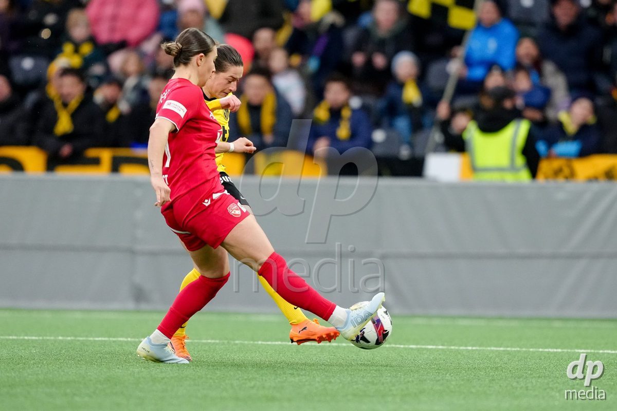 Schweiz: AXA Women's Super League 2025/26, BSC YB Frauen vs FC Thun - Stadion Wankdorf, Bern: Wibke Meister (18 YB Frauen) im Duell mit Jael Jost (77 Thun)