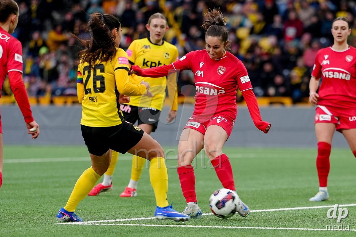 Schweiz: AXA Women's Super League 2025/26, BSC YB Frauen vs FC Thun - Stadion Wankdorf, Bern: Alisha Heiniger (6 Thun) im Duell mit Laura Frey (26 YB Frauen)