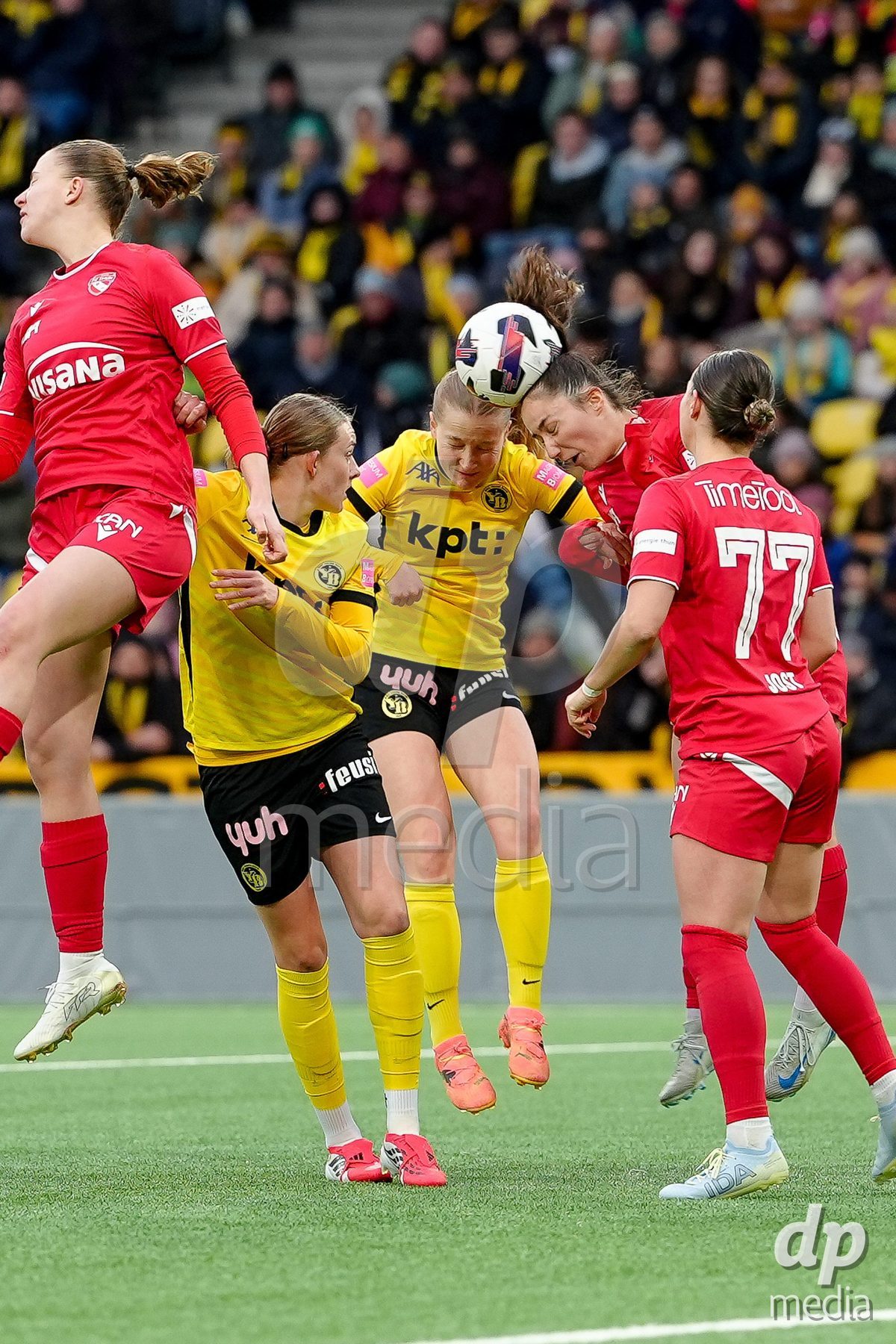 Schweiz: AXA Women's Super League 2025/26, BSC YB Frauen vs FC Thun - Stadion Wankdorf, Bern: Noa Linn Münger - Noa Linn Munger (8 YB Frauen) in einem Kopfball Duell mit Alisha Heiniger (6 Thun)