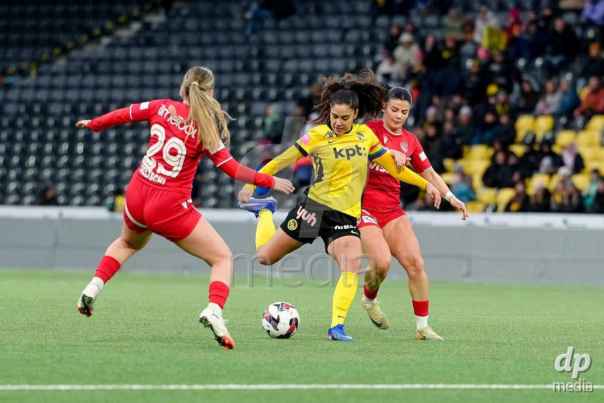 Schweiz: AXA Women's Super League 2025/26, BSC YB Frauen vs FC Thun - Stadion Wankdorf, Bern: Laura Frey (26 YB Frauen) in Aktion gegen Mimoza Hamidi (7 Thun) und Rilana Ueltschi (29 Thun)