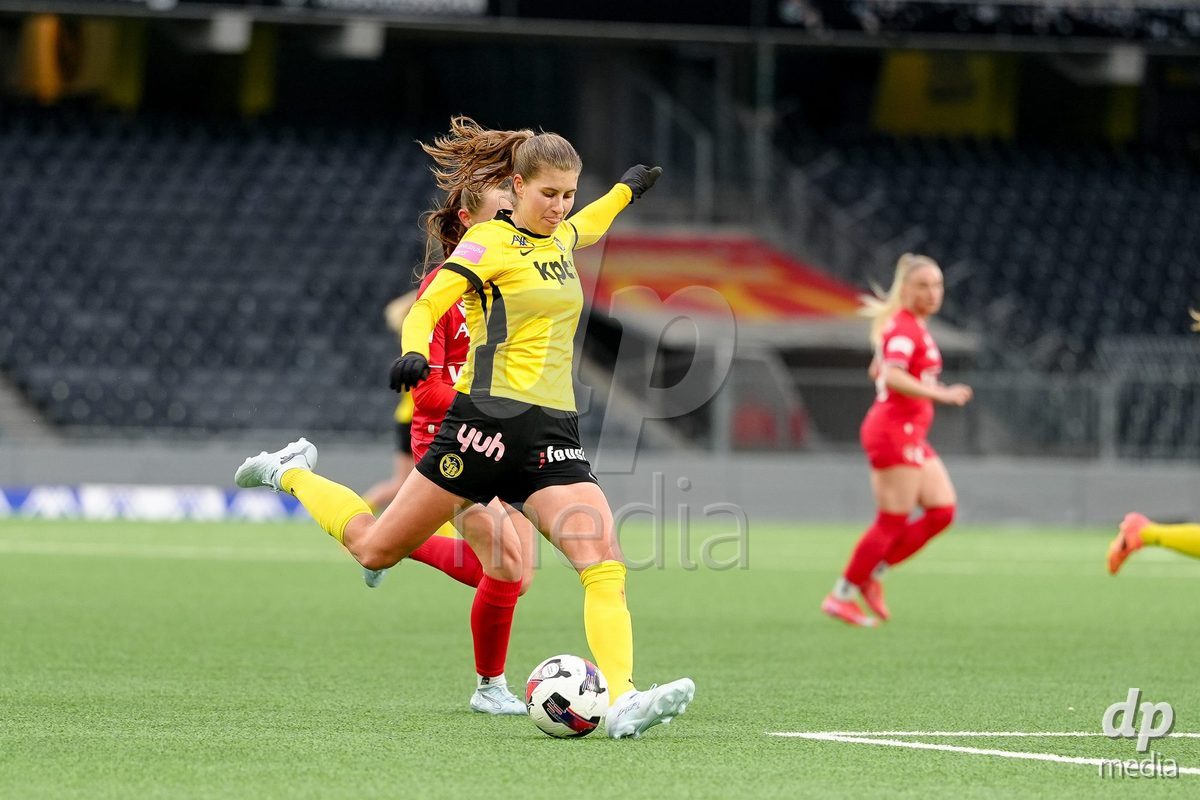 Schweiz: AXA Women's Super League 2025/26, BSC YB Frauen vs FC Thun - Stadion Wankdorf, Bern: Maria Jimenez Gutierrez (4 YB Frauen) in Aktion