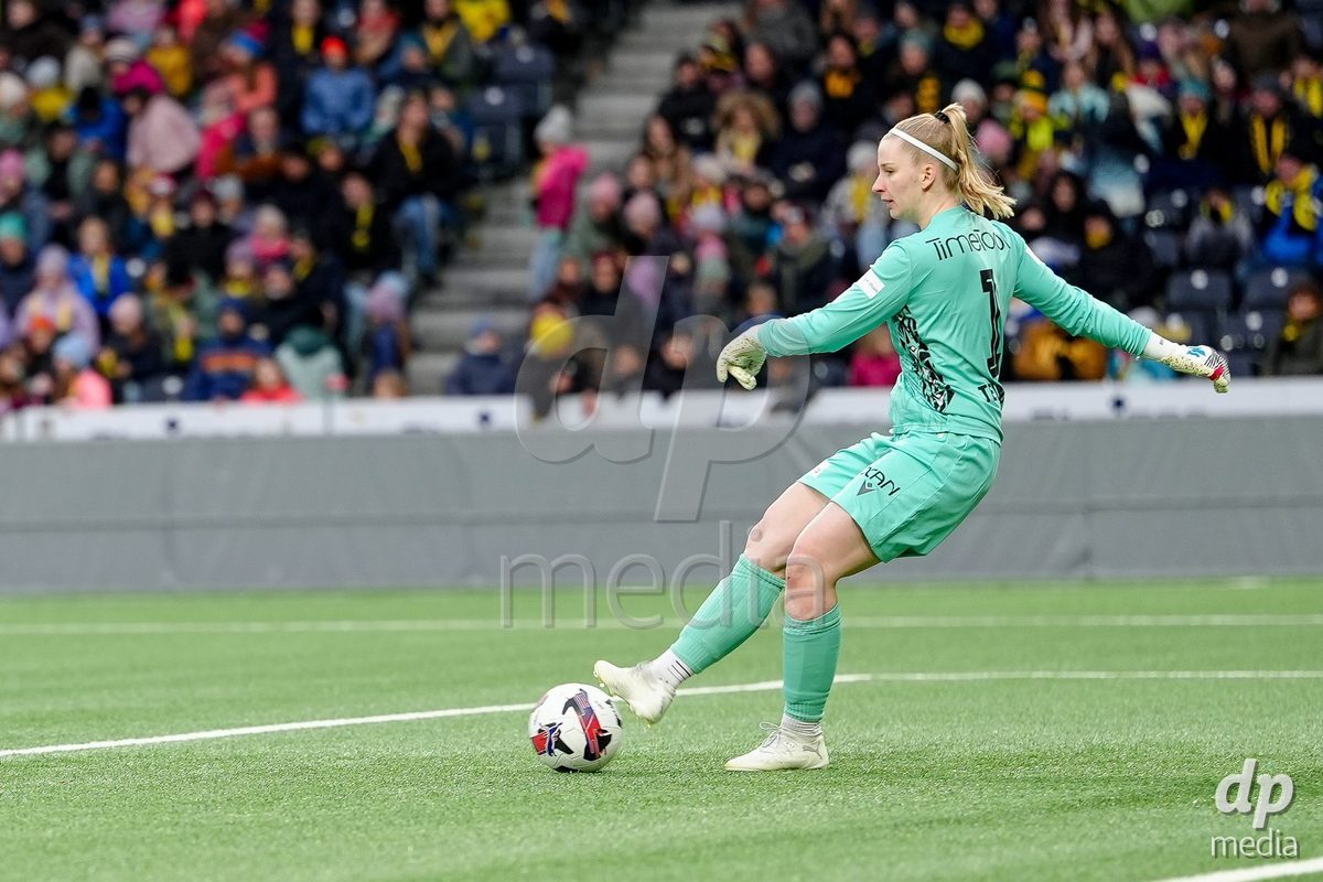 Schweiz: AXA Women's Super League 2025/26, BSC YB Frauen vs FC Thun - Stadion Wankdorf, Bern: Janine Teuscher (1 Thun) in Aktion