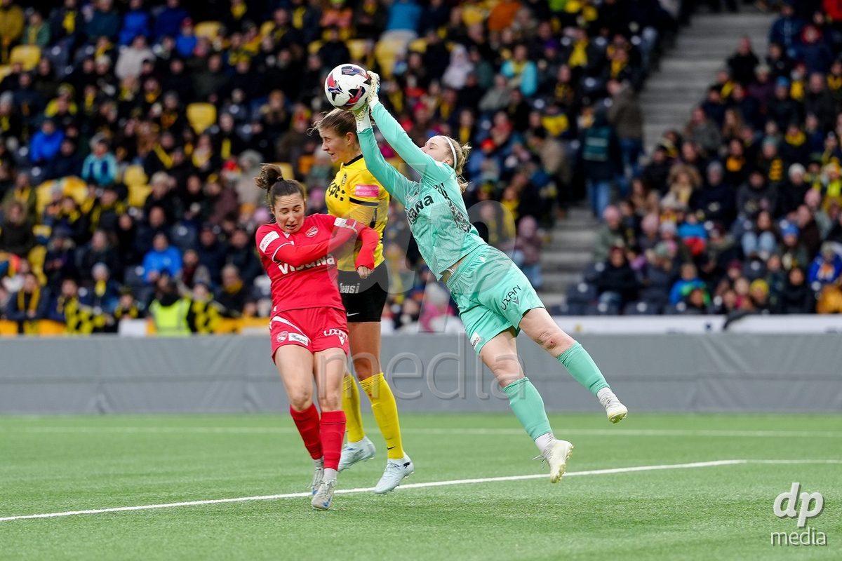 Schweiz: AXA Women's Super League 2025/26, BSC YB Frauen vs FC Thun - Stadion Wankdorf, Bern: Janine Teuscher (1 Thun) in Aktion gegen Maria Jimenez Gutierrez (4 YB Frauen)