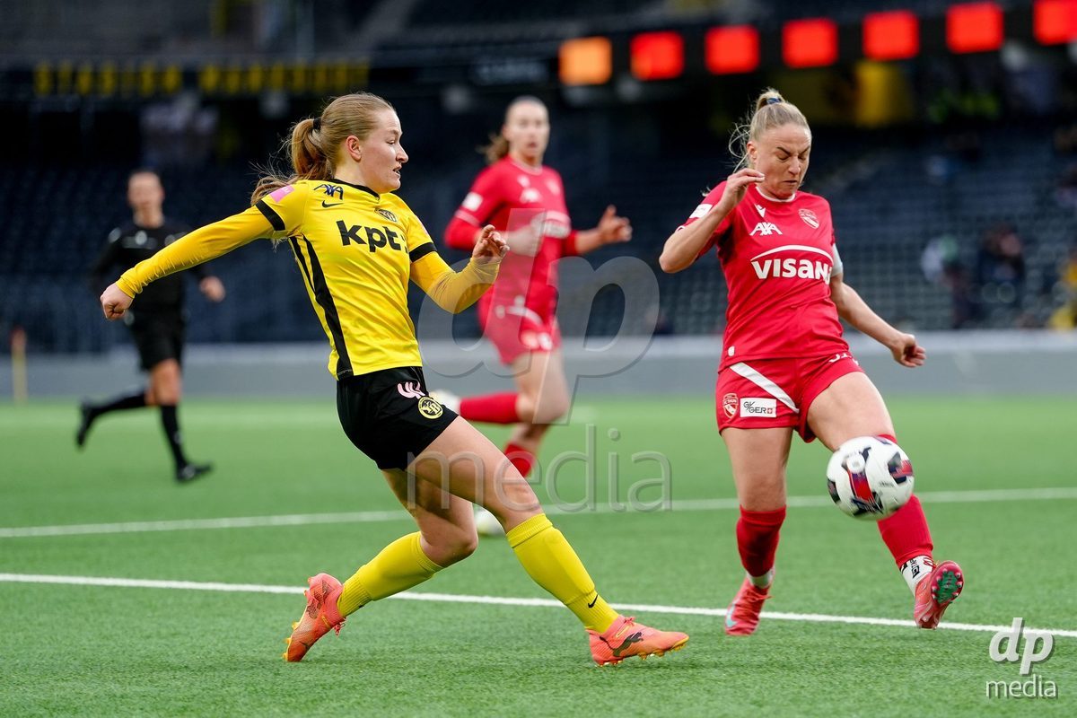 Schweiz: AXA Women's Super League 2025/26, BSC YB Frauen vs FC Thun - Stadion Wankdorf, Bern: Shenia Schmid (61 Thun) im Duell mit Noa Linn Münger - Noa Linn Munger (8 YB Frauen)