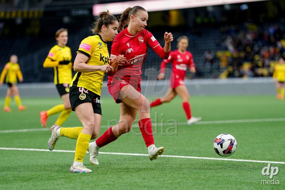 Schweiz: AXA Women's Super League 2025/26, BSC YB Frauen vs FC Thun - Stadion Wankdorf, Bern: Lauriane Frei (31 Thun) im Duell mit